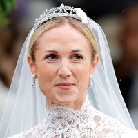 Sosok Harriet Sperling pun menjadi perhatian berkat penampilannya yang elegan di hari bahagia tersebut. Ia mengenakan tiara berlian dan mutiara bergaya vintage yang dipinjamkan oleh rumah perhiasan Inggris, Pragnell. Pilihan itu cukup menarik karena Harriet tidak memakai koleksi tiara milik ibu mertuanya, Putri Anne. Foto: Getty Images