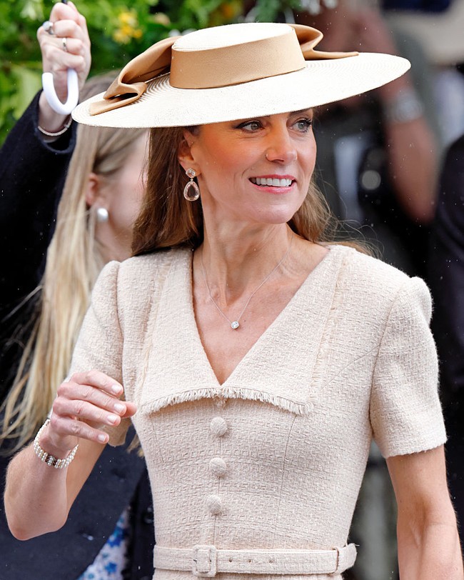 Namun Kate sukses tampil tanpa membuat dirinya terlihat tidak lebih mencolok dari mempelai wanita, Harriet Springs. Princess of Wales itu memilih penampilan yang memancarkan kesan quiet luxury atau kemewahan yang bersahaja. Foto: Getty Images