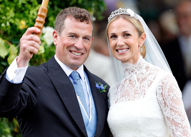 Pernikahan Peter Phillips, sepupu Pangeran William, dengan Harriet Sperling mencuri perhatian publik. Meski tidak menyandang gelar kerajaan, putra Putri Anne itu tetap mendapat sorotan besar karena pernikahannya dihadiri anggota keluarga kerajaan hingga kalangan bangsawan Inggris. Foto: Getty Images