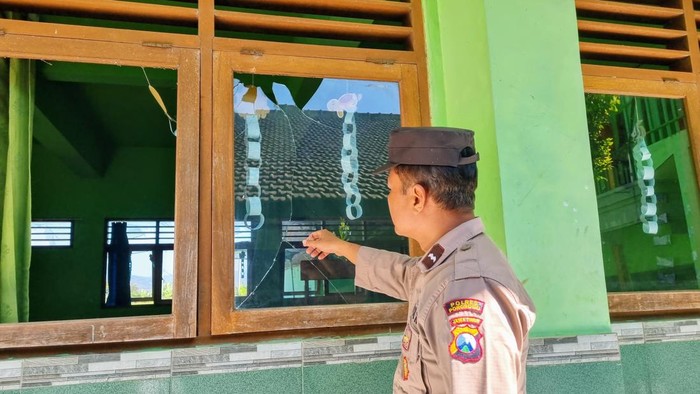 Kaca jendela kelas SMAN 1 Badegan pecah akibat ledakan petasan balon udara