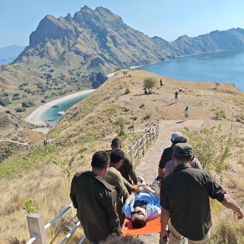 Petugas mengevakuasi turis China, Han Zhiwei, yang pingsan saat trekking di Pulau Padar, Taman Nasional Komodo, Labuan Bajo, Manggarai Barat, NTT, Minggu (7/6/2026). (Foto: Dok. Polhut BTNK)