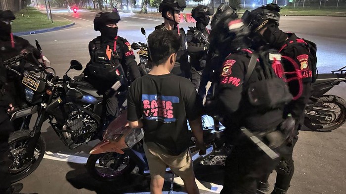 Brimob Polda Metro Jaya patroli di kawasan Bekasi.