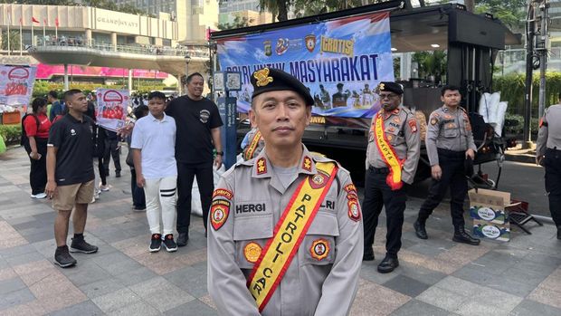 Polda Metro Jaya membagikan 500 porsi bubur ayam gratis di CFD Bundaran HI. (Adhfar Aulia/detikcom)