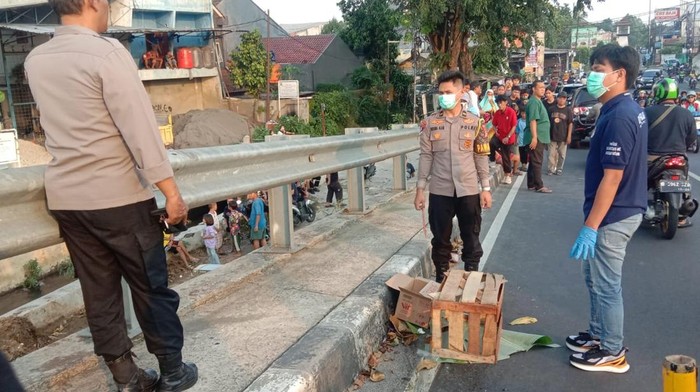 Polisi datang ke lokasi diduga temuan mayat bayi di Depok. (Dok. Istimewa)