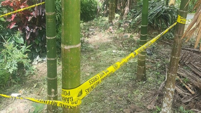 Polisi memasang police line penemuan bom diduga peninggalan perang dunia II di Doyo Baru.