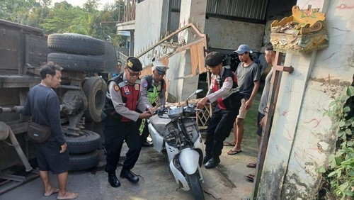 Polisi menangani kecelakaan maut menewaskan pemotor perempuan akibat truk mundur di Jalan Singaraja-Bebetin, tepatnya di Banjar Dinas Tabang, Desa Bebetin, Kecamatan Sawan, Buleleng, Sabtu (6/6/2026) sore. (Dok. Polres Buleleng)