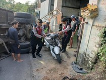 Truk Bermuatan Batu Mundur di Tanjakan Buleleng, Pemotor Tewas Tertabrak