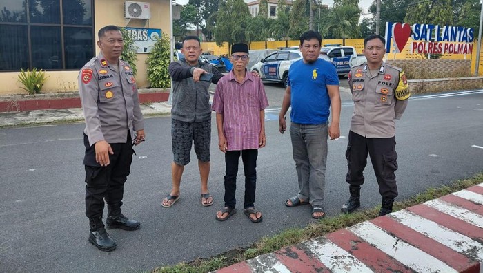 Polisi menangkap kakek berinisial AT (66) usai menikam ponakannya inisial WR (56) di Polman.