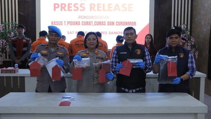 Polres Samosir saat merilis kasus pencurian emas. (Foto: dok. Polres Samosir)