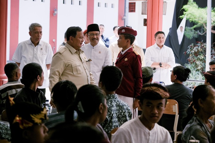 Prabowo ikut makan siang bersama siswa Sekolah Rakyat di Tabanan.