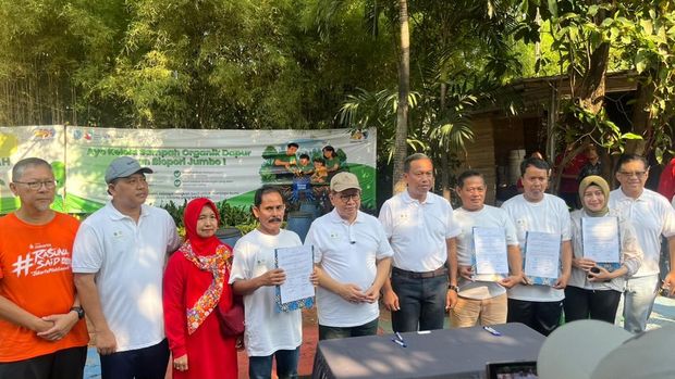 Warga RW 014 di Pondok Kelapa, Jaktim, kelola sampah pakai biopori jumbo.