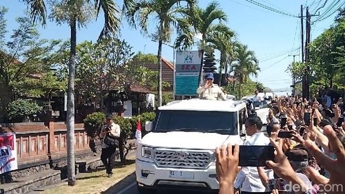 Presiden Prabowo Subianto disambut warga saat mengunjungi SRMP 17 Tabanan di Sentra Mahatmiya, Desa Banjar Anyar, Kecamatan Kediri, Tabanan, Bali, Minggu (7/6/2026). (Foto: Krisna Pradipta/detikBali)