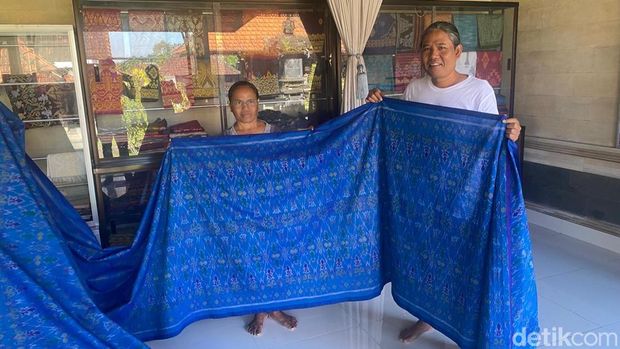 Proses pembuatan kain endek khas Sidemen di Tenun Trisna Endek Sidemen, Desa Talibeng, Kecamatan Sidemen, Karangasem, Minggu (7/6/2026) (foto: I Wayan Selamat Juniasa/detikBali) Proses pembuatan kain endek khas Sidemen di Tenun Trisna Endek Sidemen, Desa Talibeng, Kecamatan Sidemen, Karangasem, Minggu (7/6/2026) (foto: I Wayan Selamat Juniasa/detikBali)