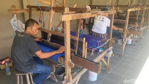 Proses pembuatan kain endek khas Sidemen di Tenun Trisna Endek Sidemen, Desa Talibeng, Kecamatan Sidemen, Karangasem, Minggu (7/6/2026) (foto: I Wayan Selamat Juniasa/detikBali)