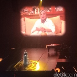 Raisa Nangis di Konser Love & Let Go, Kenang Ibu dan Vidi Aldiano