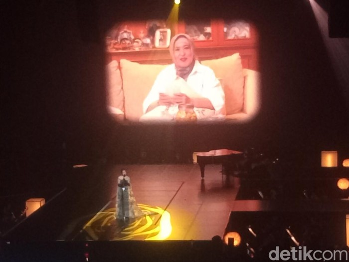 Raisa menampilkan tribute untuk ibunda di konser Love & Let Go, JCC Senayan, pada Minggu (7/6/2026).