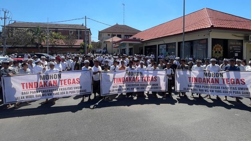 Ratusan masyarakat Desa Adat Bugbug mendatangi Polres Karangasem untuk membuat laporan terkait dugaan perusakan toilet di area Pura Gumang, Minggu (7/6/2026) (Foto: Istimewa)