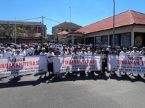 Ratusan Masyarakat Desa Adat Bugbug Geruduk Polres Karangasem