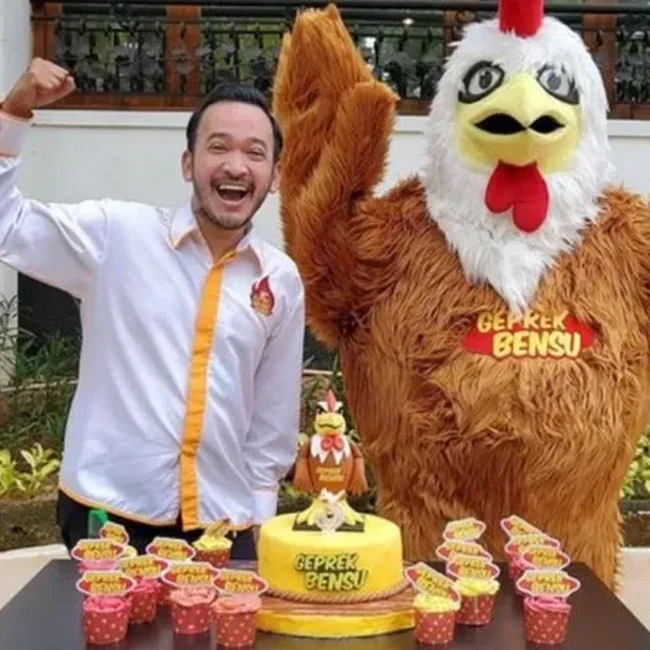 Momen Ruben Onsu Mukbang Geprek Bensu yang Cabangnya Sisa Dua di Jakarta
