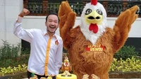 Momen Ruben Onsu Mukbang Geprek Bensu yang Cabangnya Sisa Dua di Jakarta