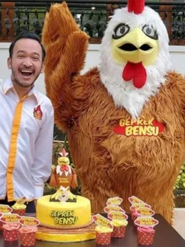 Momen Ruben Onsu Mukbang Geprek Bensu yang Cabangnya Sisa Dua di Jakarta