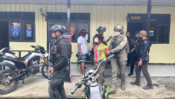 Satgas Operasi Damai Cartenz menangkap anggota KKB berinisial YM yang diduga terlibat pembunuhan karyawam Freeport.