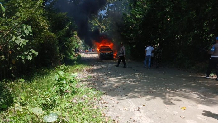 Sebuah mobil polisi dibakar saat bentrokan warga di Kabupaten Seram Bagian Barat.