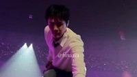 Konser EXO dimulai, Finazia asyik bernyanyi sambil merekam penampilan EXO. Sampai di satu momen Sehun mendatangi Zia dan mengambil HP-nya. (Foto: dok Instagram finazia)
