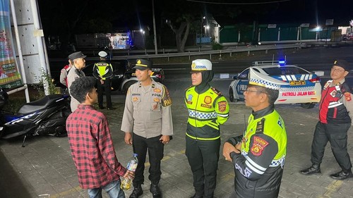 Sejumlah warga yang kedapatan sedang berada di swalayan di Jalan Ida Bagus Mantra diberi imbauan polisi, Minggu (7/6/2026). (Dok Polres Gianyar)