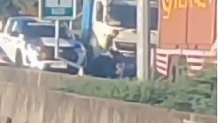Sopir truk kontainer diduga dianiaya petugas patroli tol di Makassar.