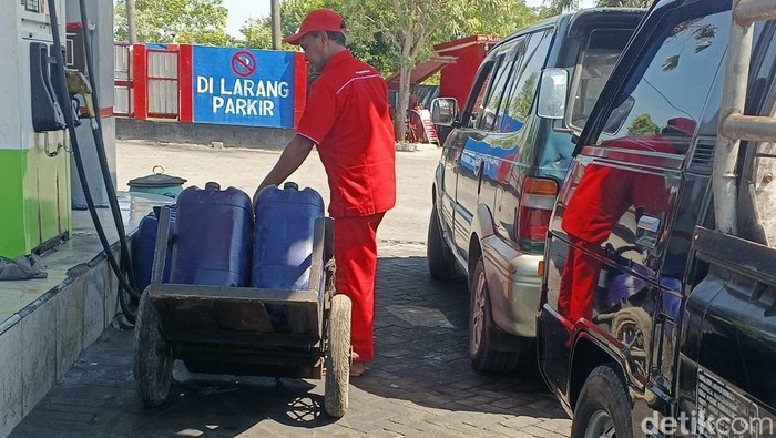 SPBU di Camplong, Sampang jadi sorotan karena diduga dahulukan pengisian solar di jeriken daripada kendaraan pribadi.