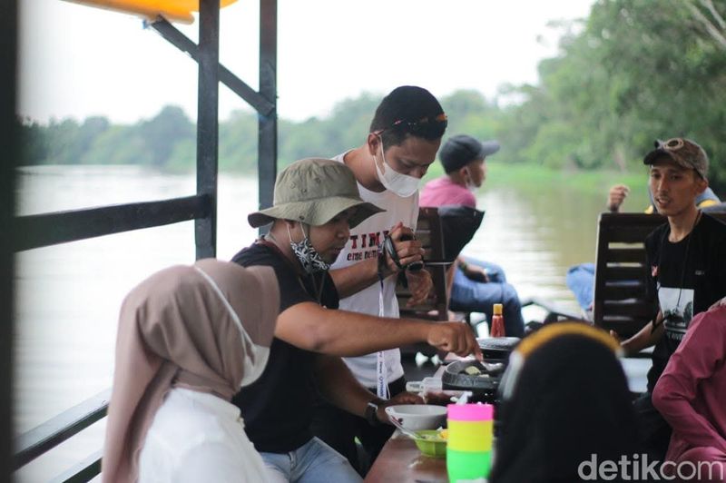 Suasana Sungai Arut naik perahu kelotok di kota Pangkalan Bun. Suasana Sungai Arut naik perahu kelotok di kota Pangkalan Bun.