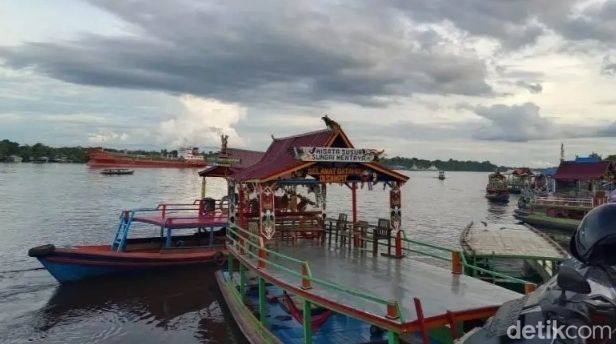 Suasana Sungai Arut naik perahu kelotok di kota Pangkalan Bun. Suasana Sungai Arut naik perahu kelotok di kota Pangkalan Bun.