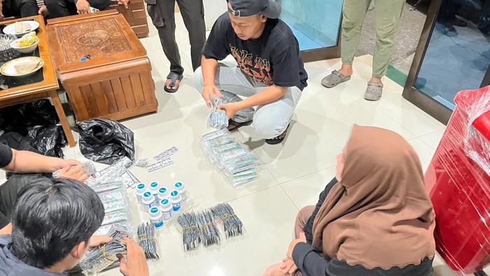 Subdit Gakkum Ditpolairud Polda Metro Jaya menangkap dua pelaku peredaran obat keras ilegal di Muara Baru, Jakarta Utara.