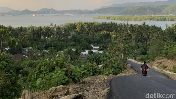 Tanah datar berundak di puncak Tanjakan Lendang Re, Lombok Barat, NTB, yang dijadikan spot foto bagi pengunjung, Minggu (7/6/2026). (M. Zahiruddin/detikBali)