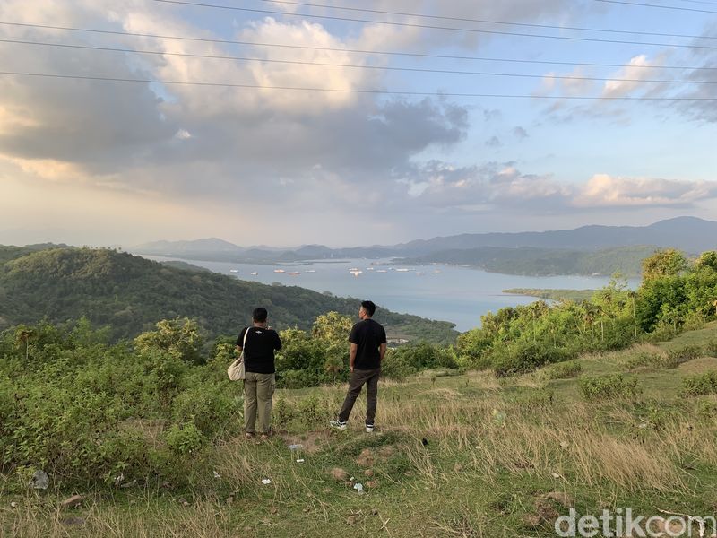 Tanah datar berundak di puncak Tanjakan Lendang Re, Lombok Barat, NTB, yang dijadikan spot foto bagi pengunjung, Minggu (7/6/2026). (M. Zahiruddin/detikBali)