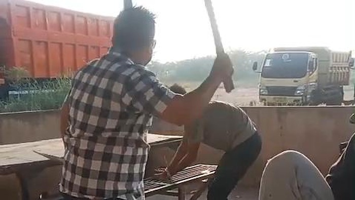 Tangkap layar video pemukulan terhadap sopir truk