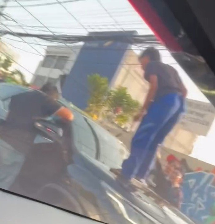 Tangkapan layar rekaman viral mobil Fortuner dirusak di Tanah Abang (dok. Threads)