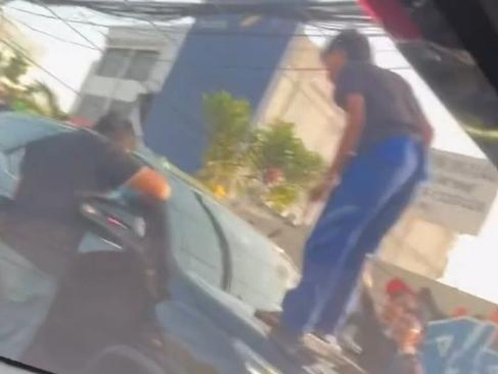 Tangkapan layar rekaman viral mobil Fortuner dirusak di Tanah Abang (dok. Threads)