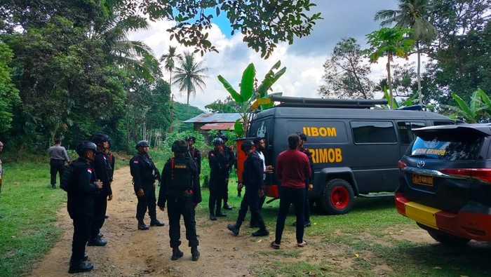 Tim Jibom Polda Papua mengevakuasi bom jenis mortir yang ditermukan warga di Jayapura.