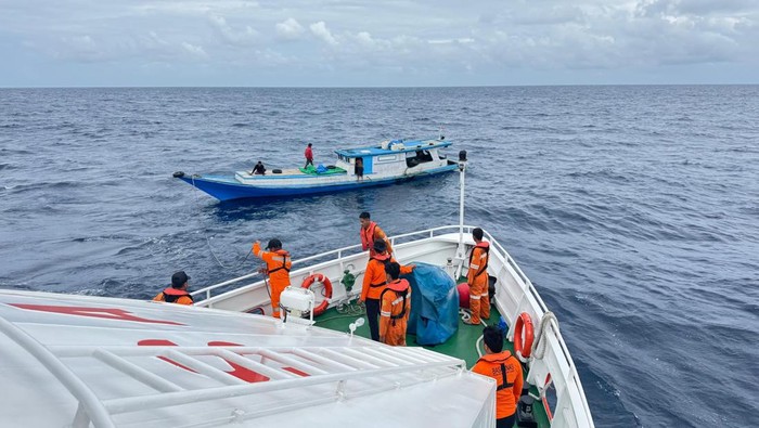 Tim SAR di perairan Pulau Taliabu mengevakuasi 4 ABK KM Jolor yang sempat hilang kontak.