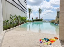 Mencoba Beach Club Viral Saat Staycation di Trans Luxury Hotel Surabaya