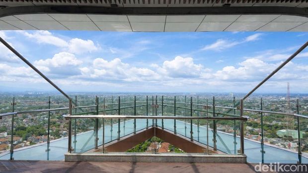 Trans Luxury Hotel Surabaya. Trans Luxury Hotel Surabaya.