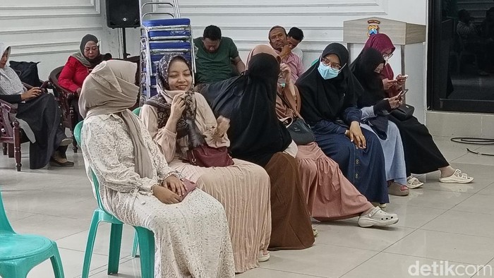 Korban travel umrah fiktif saat memantau perkembangan kasus tersebut di Polres Pamekasan