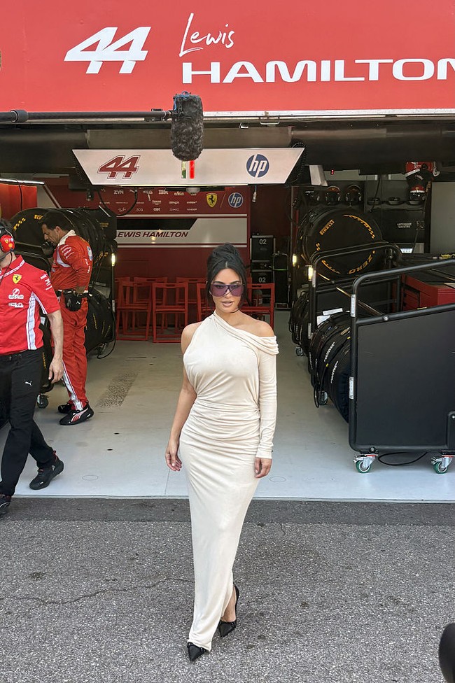 Kehadiran Kim tampaknya sukses membuat Lewis termotivasi karena ia berhasil naik podium di peringkat dua setelah Kimi Antonelli. Foto: PA Images via Getty Images/Phil Duncan - PA Images