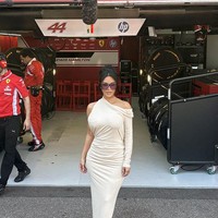 Gaya Seksi Kim Kardashian Perdana di F1 GP Monako, Mesra dengan Lewis Hamilton