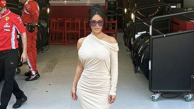 Gaya Seksi Kim Kardashian Perdana di F1 GP Monako, Mesra dengan Lewis Hamilton