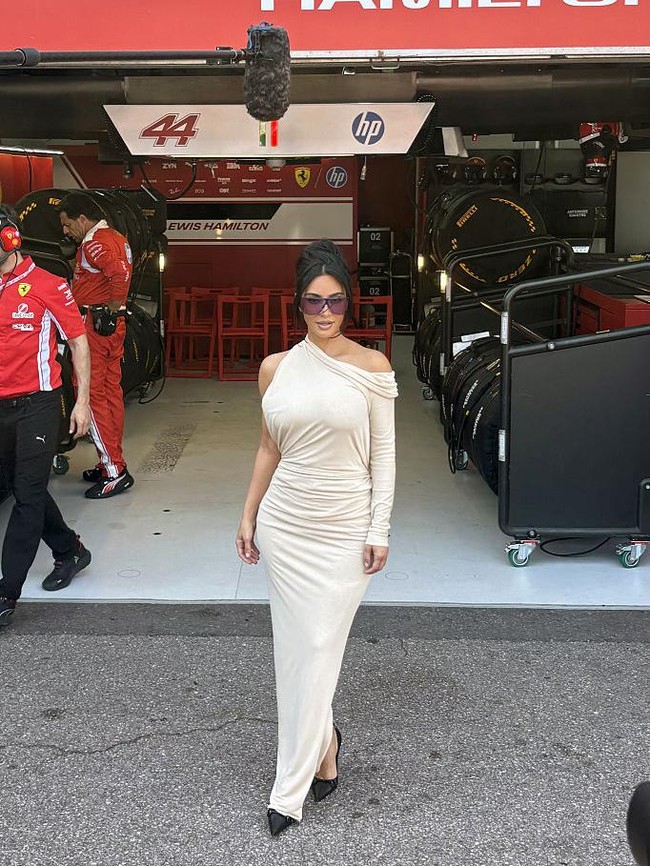 Gaya Seksi Kim Kardashian Perdana di F1 GP Monako, Mesra dengan Lewis Hamilton