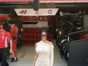 Gaya Seksi Kim Kardashian Perdana di F1 GP Monako, Mesra dengan Lewis Hamilton