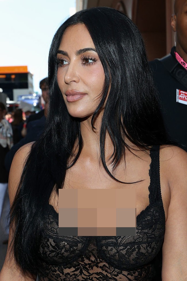 Setelah go public di Instagram, Kim mulai hadir di paddock pertandingan. Kehadiran bintang realita tv itu sukses bikin heboh dengan gaya seksinya yang jadi perhatian. Foto: WireImage/Pascal Le Segretain